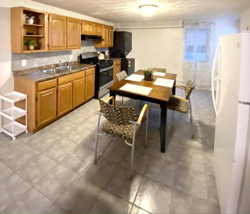 Glorious Suite Near Downtown With Washer/Dryer Gloucester Exteriör bild